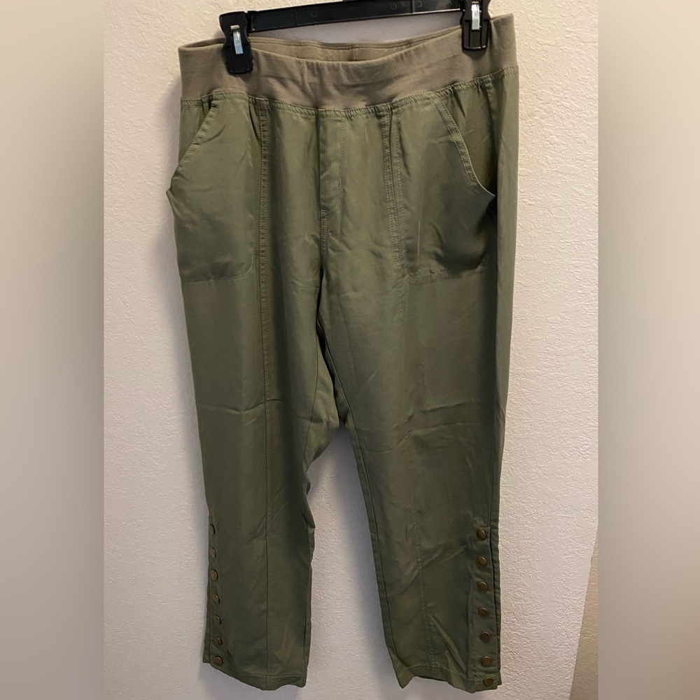 Soft Surroundings Olive Green Pull-On Cropped Pants.